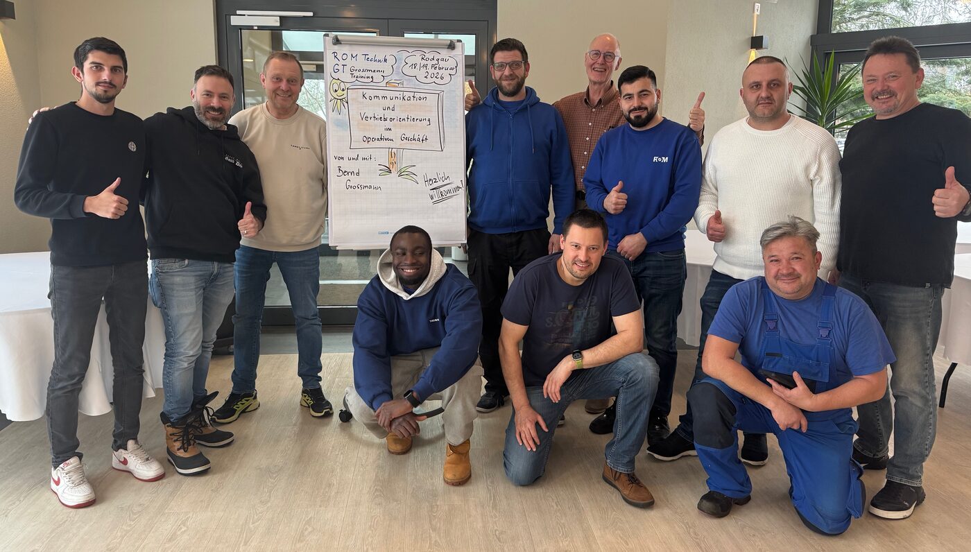 Gruppenfoto eines Teams mit Daumen hoch