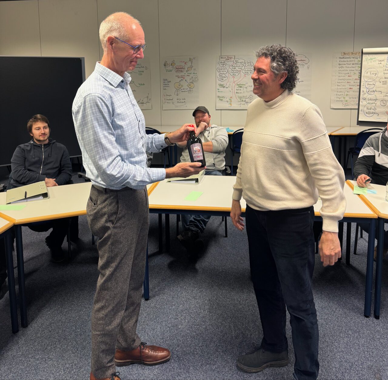 Ein Seminarteilnehmer bedankt sich zu Beginn des zweiten Seminartags bei Bernd Grossmann