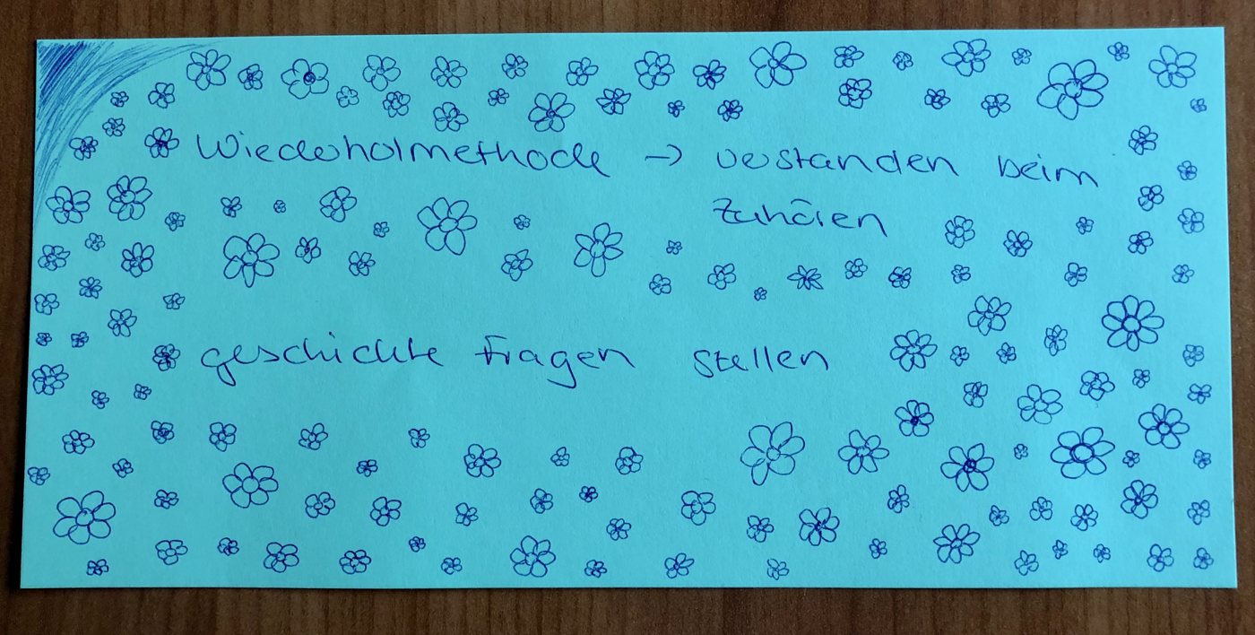 Blaue Karte, mit Blümchen umrahmt: Wiederholmethode – verstanden beim Zuhören; geschickte Fragen stellen