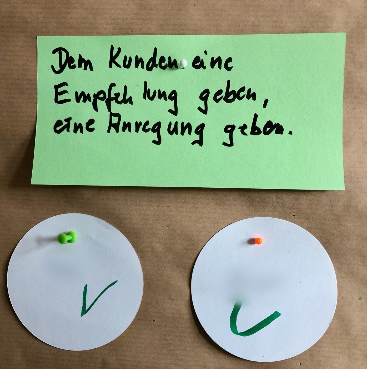 Grüne Karte: Dem Kunden eine Empfehlung geben, eine Anregung geben – darunter zwei Kreise mit Haken