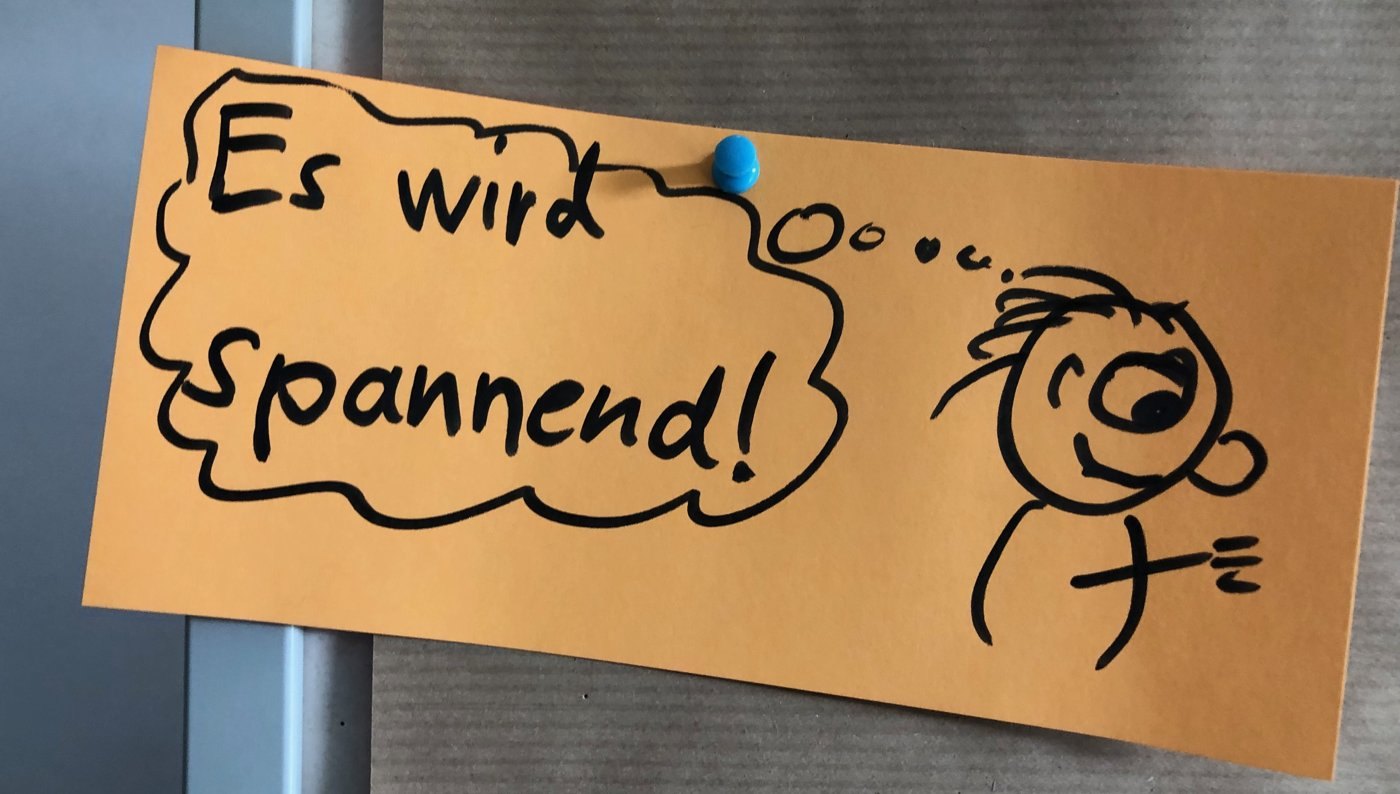 Orange Karte mit gezeichneter Figur: Es wird spannend!