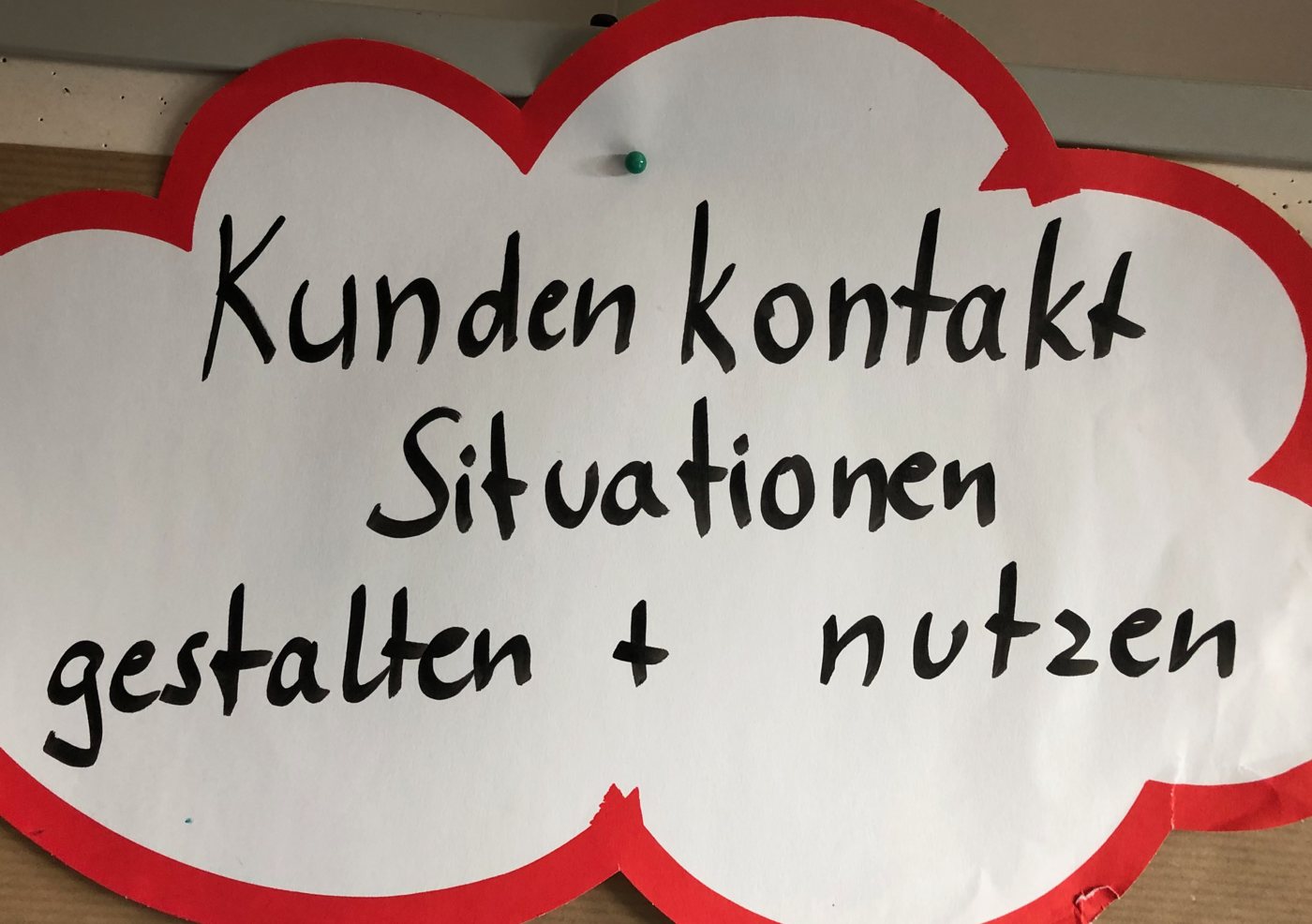 Rote Wolke auf Packpapier: Kundenkontakt-Situationen gestalten und nutzen